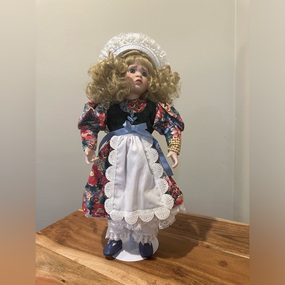 1990’s - 14” Paradise Galleries Porcelain Doll - Picture 3 of 5